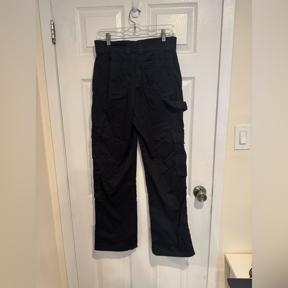 Abercrombie Women's Relaxed Cargo Pant. New, tags on. 

Color: BLACK - Picture 4 of 7
